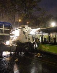 Imagen secundaria 2 - Fallece un camionero de Valle de Mena en la colisión contra un autobús en Vizcaya