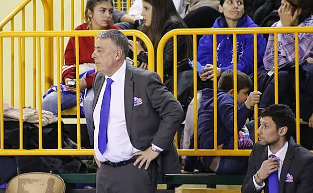 Miguel Ángel Ortega, durante el partido ante el Famila Schio italiano junto a Pepe Vázquez. 