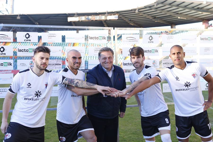 Emilio, Jehu Chiapas, el presidente Carlos Martín, Ortiz y David Izazola, en el césped del estadio Helmántico.