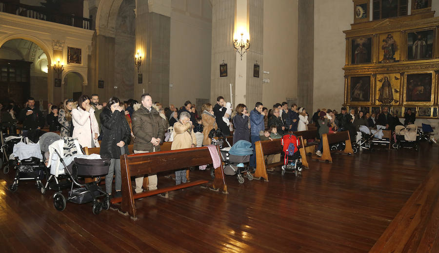 La Patrona Bendice a los niños de Palencia