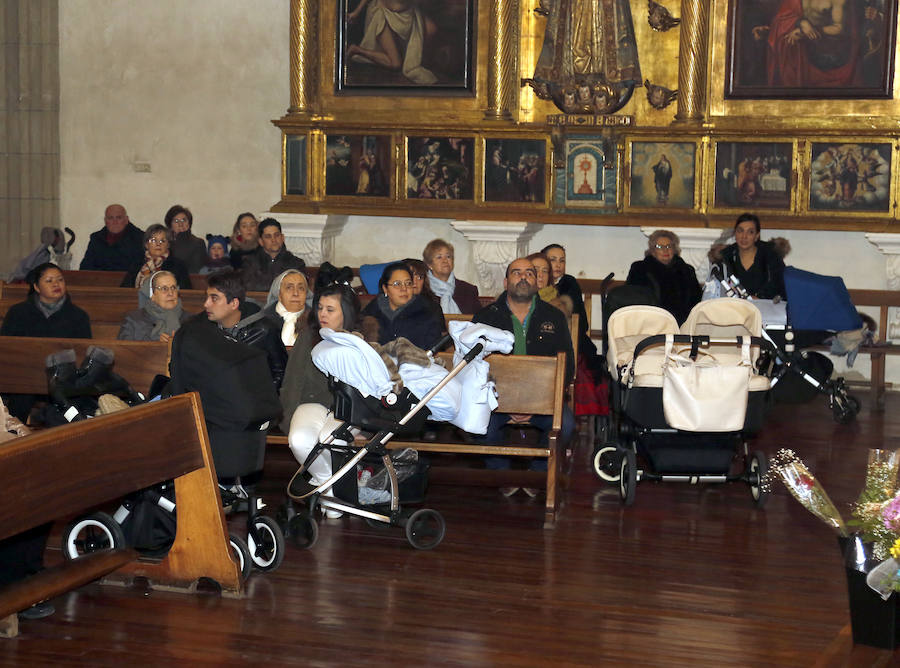 La Patrona Bendice a los niños de Palencia