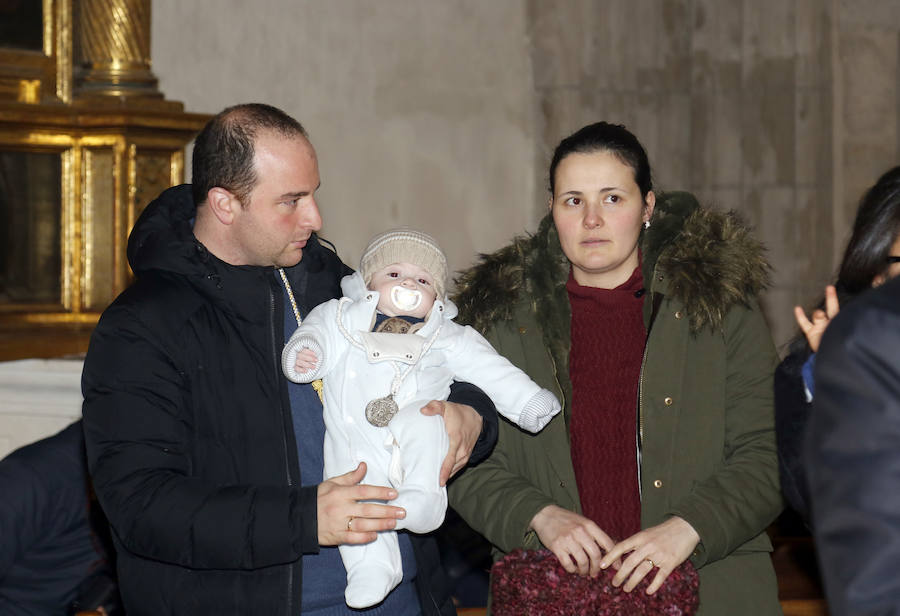 La Patrona Bendice a los niños de Palencia