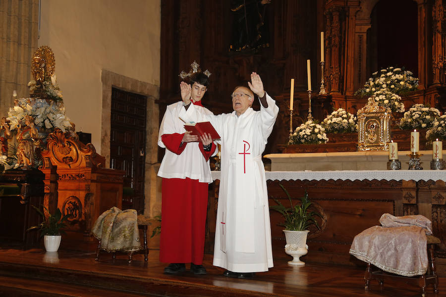 La Patrona Bendice a los niños de Palencia