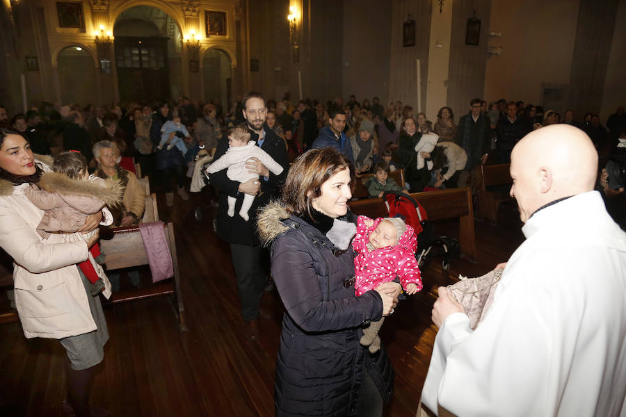 La Patrona Bendice a los niños de Palencia