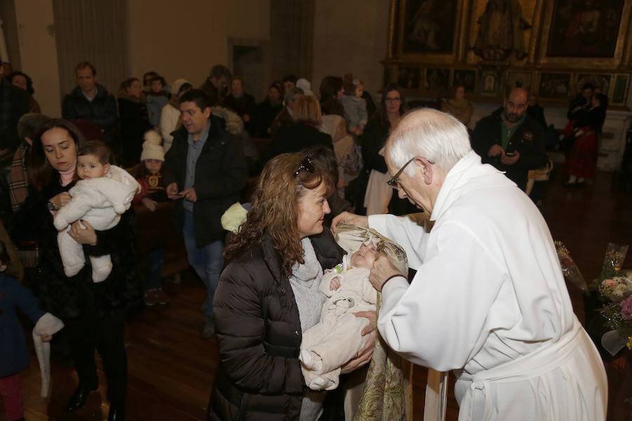 La Patrona Bendice a los niños de Palencia