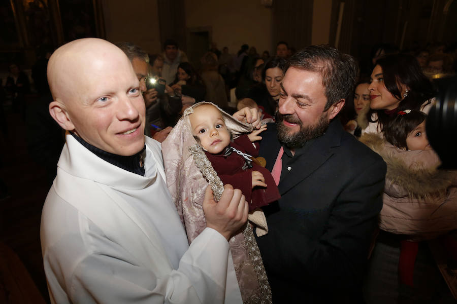 La Patrona Bendice a los niños de Palencia