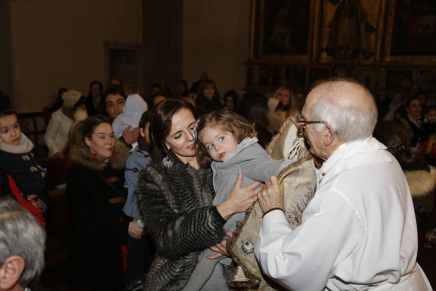 La Patrona Bendice a los niños de Palencia
