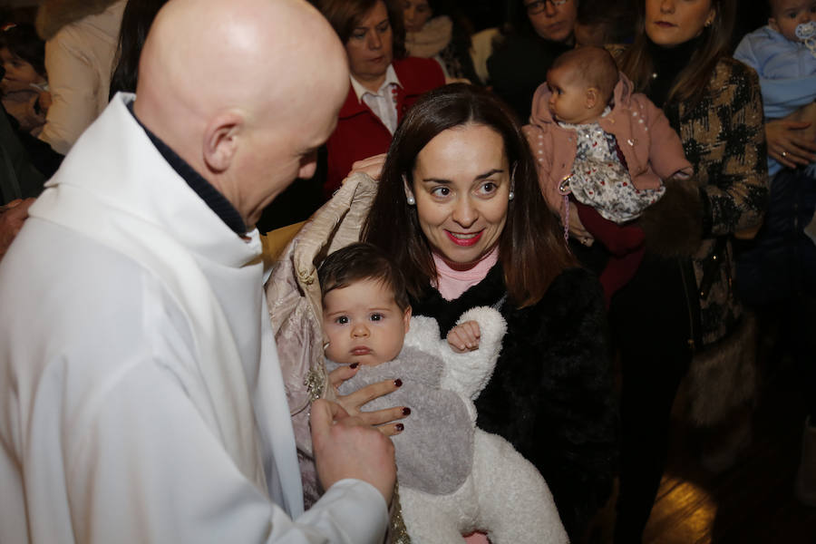 La Patrona Bendice a los niños de Palencia