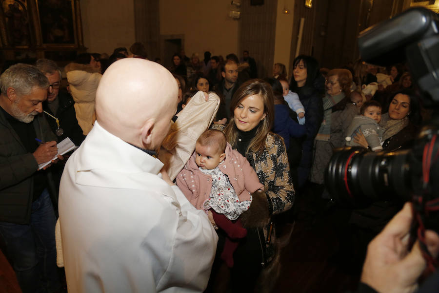 La Patrona Bendice a los niños de Palencia