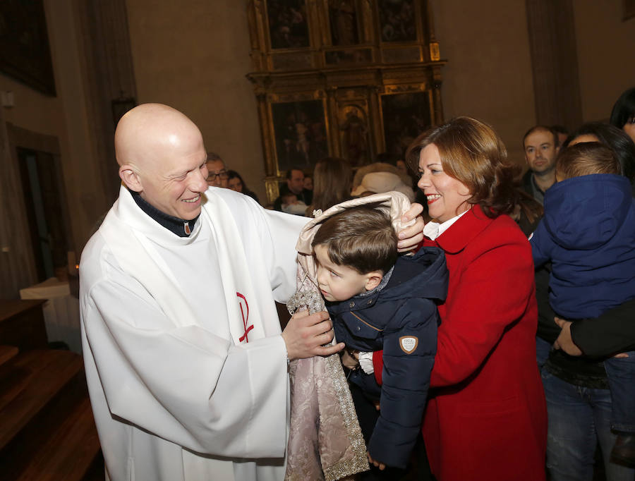 La Patrona Bendice a los niños de Palencia