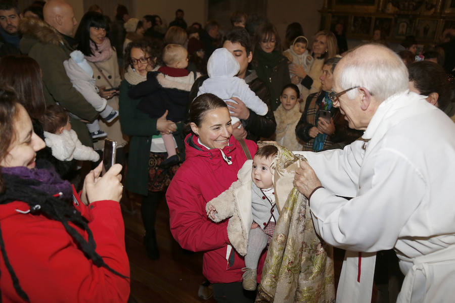La Patrona Bendice a los niños de Palencia