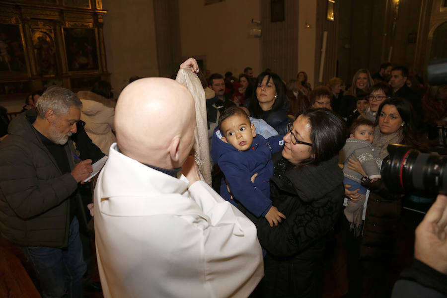 La Patrona Bendice a los niños de Palencia