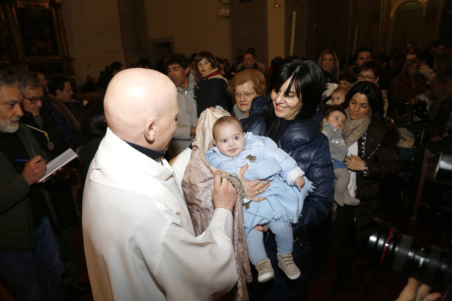 La Patrona Bendice a los niños de Palencia