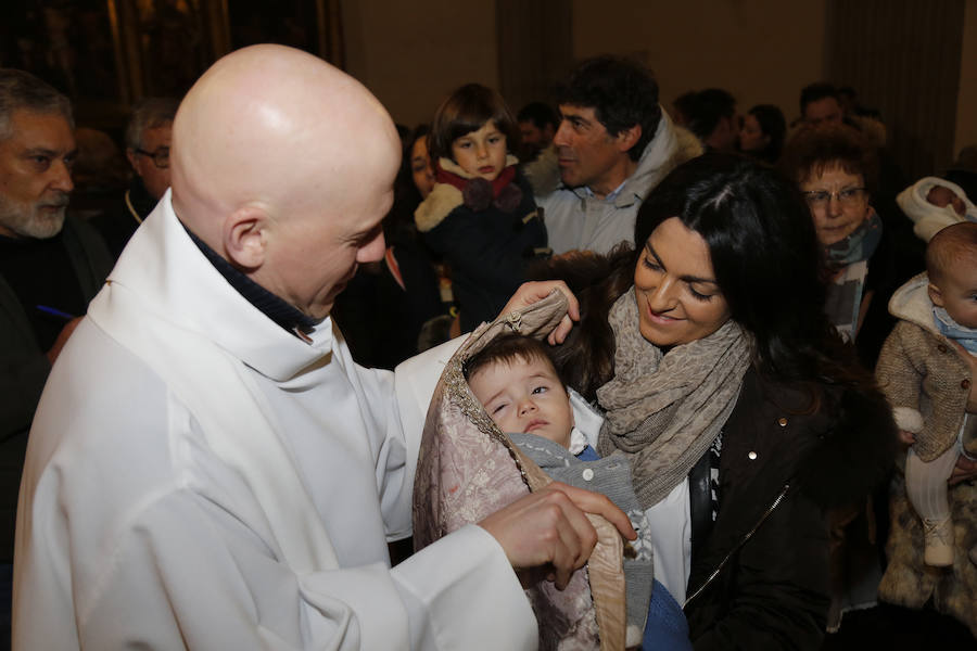 La Patrona Bendice a los niños de Palencia