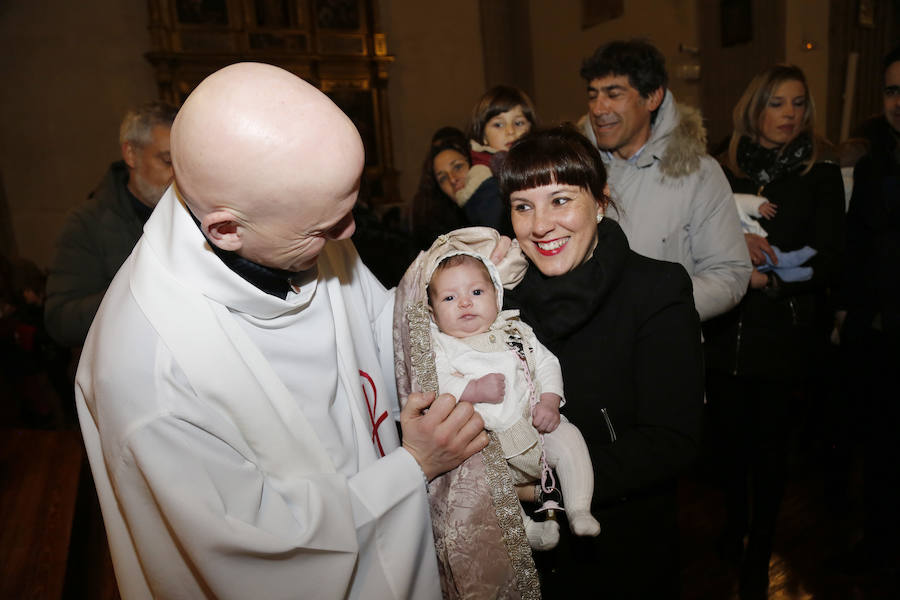 La Patrona Bendice a los niños de Palencia