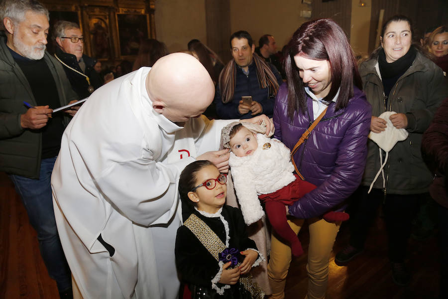 La Patrona Bendice a los niños de Palencia