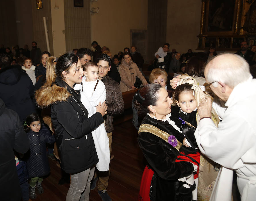 La Patrona Bendice a los niños de Palencia