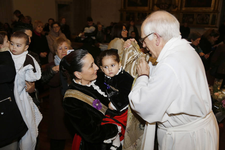 La Patrona Bendice a los niños de Palencia