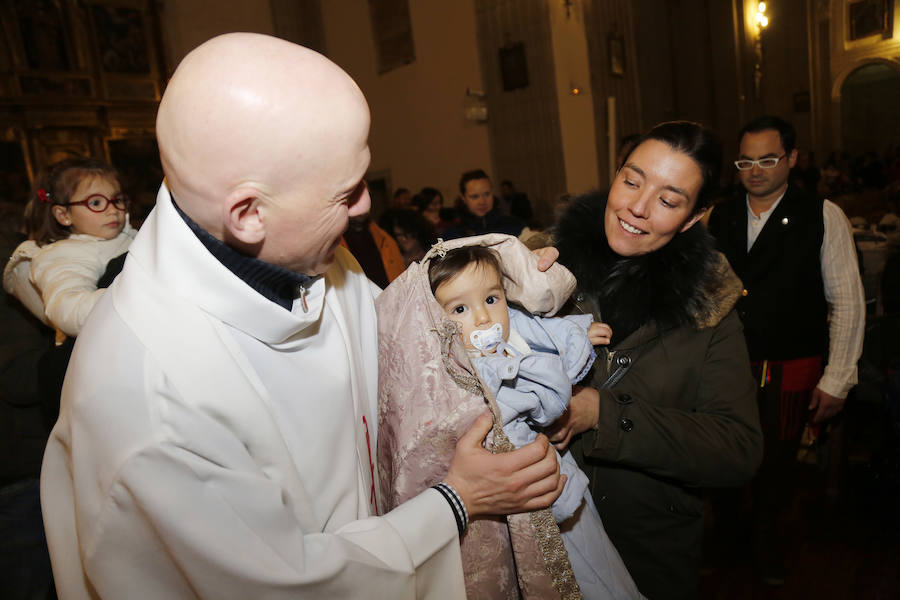 La Patrona Bendice a los niños de Palencia
