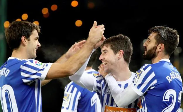 Los jugadores de la Real felicitan a Aritz Elustondo (c) tras marcar el cuarto gol del partido.