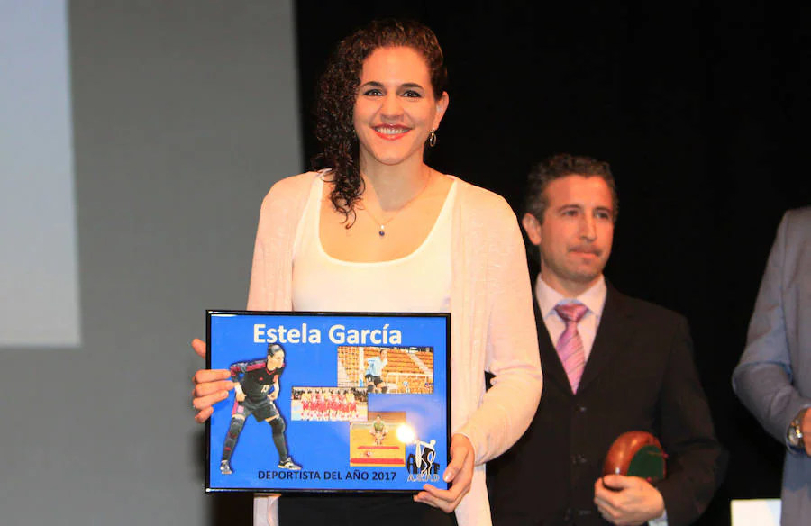 Estela García posa con su premio como mejor deportista de 2017.
