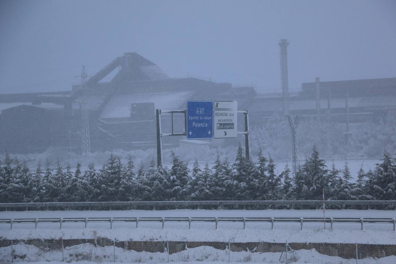 La nieve cubre este viernes las calles de Reinosa y complica las entradas y salidas de la autovía A-67, donde los camiones están embolsados