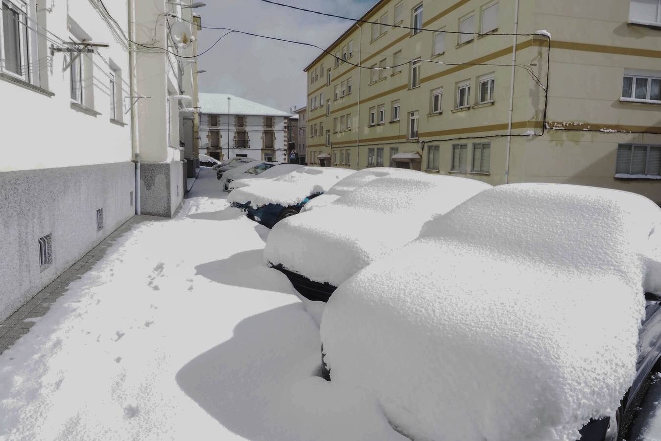 El amanecer en Reinosa ofreció un panorama con una generosa capa de nieve en las calles