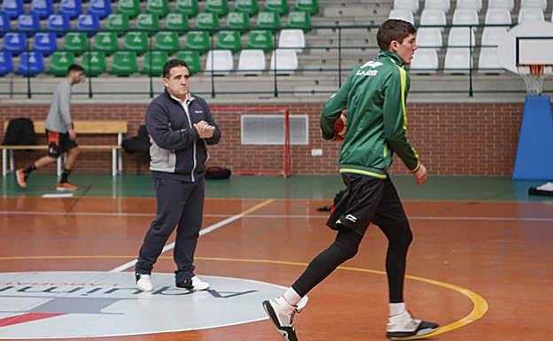 Ángel Codón, a la izqueirda, sigue un entrenamiento. 