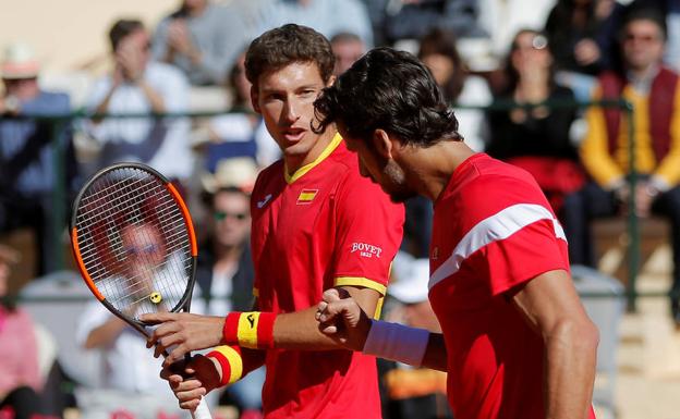 Pablo Carreño (i) y Feliciano López se animan durante el partido de dobles ante Gran Bretaña.