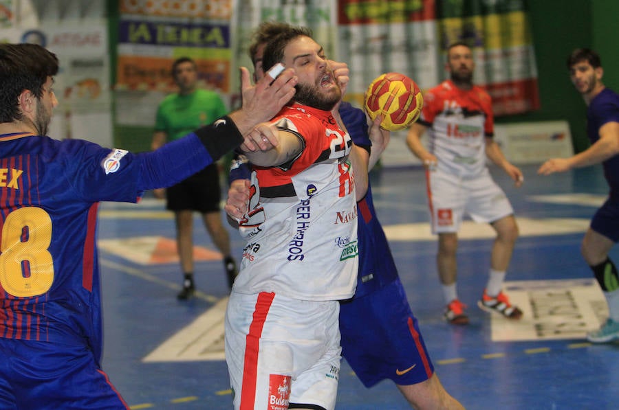 Llopis intenta un lanzamiento agarrado por un jugador del Barcelona B.