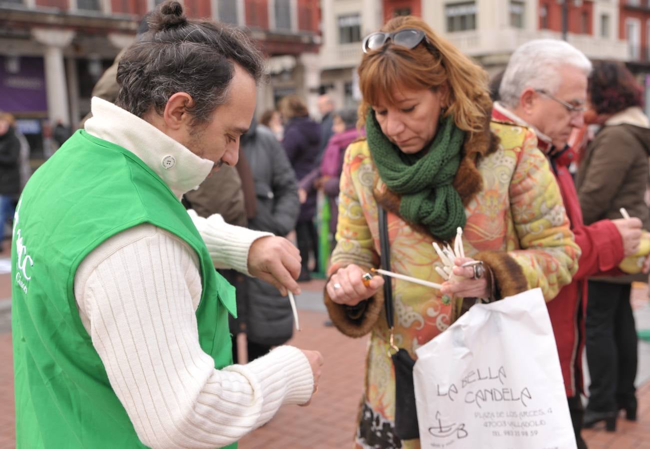 La AECC visualiza su labor con un punto de geolocalización bajo paraguas verdes en Valladolid