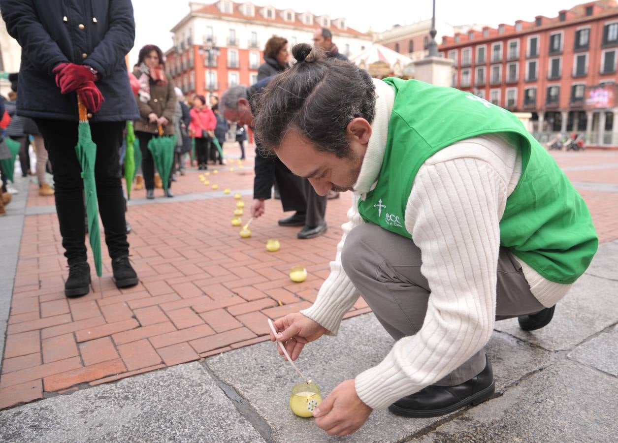 La AECC visualiza su labor con un punto de geolocalización bajo paraguas verdes en Valladolid