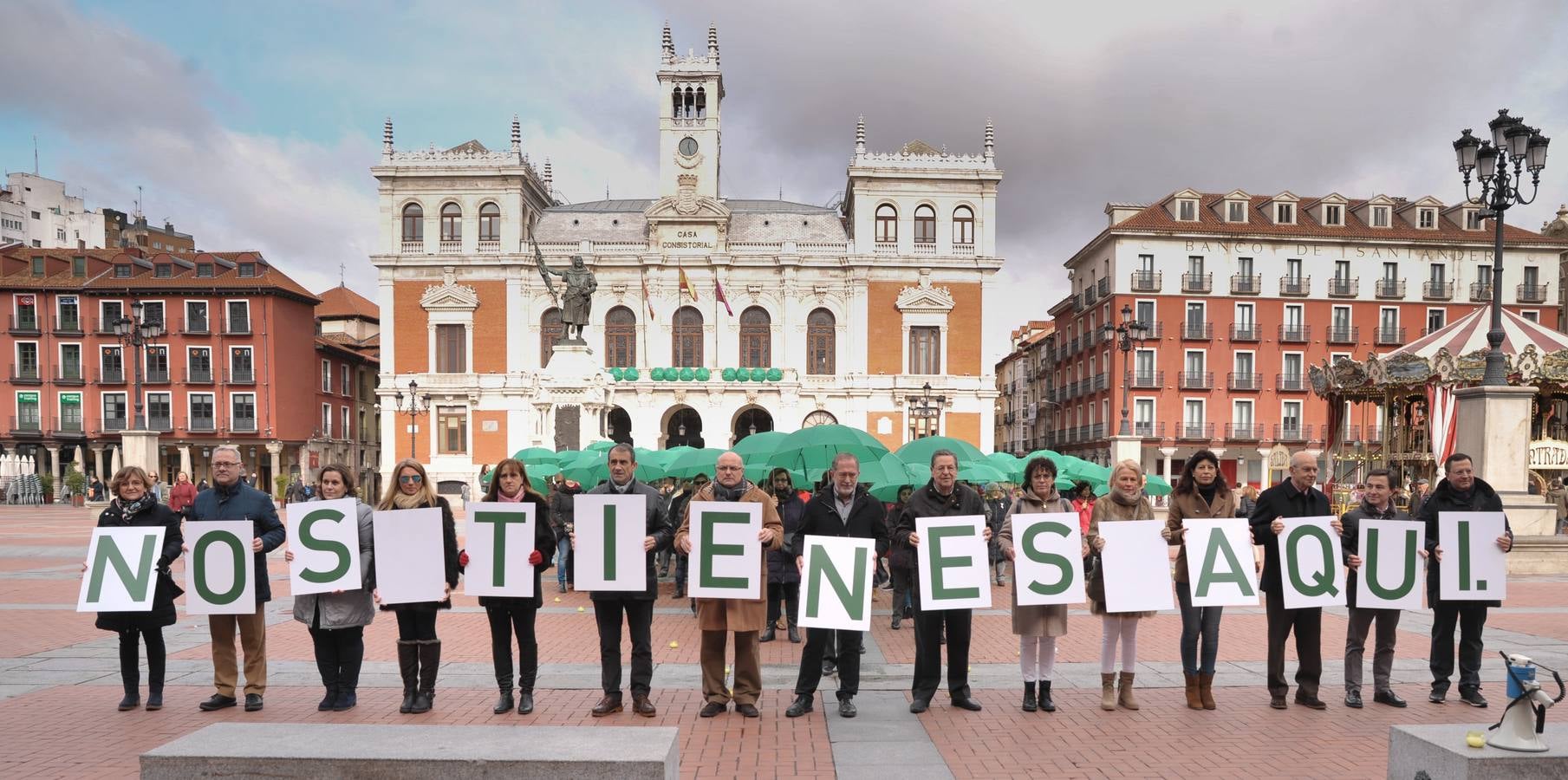 La AECC visualiza su labor con un punto de geolocalización bajo paraguas verdes en Valladolid