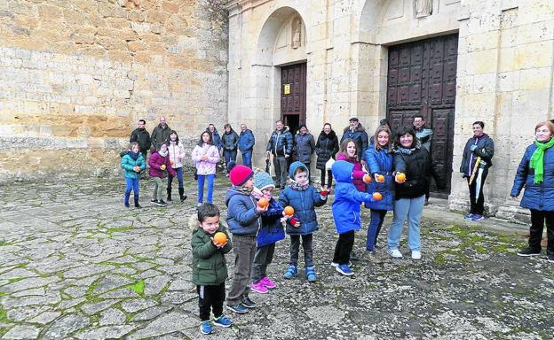 Niños y jóvenes se disponen a rodar unas naranjas delante del convento de Santa Clara. 