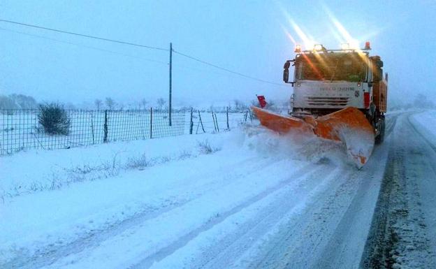 Una máquina quitanieve de la Diputación trabaja este domingo en una carretera de Segovia.