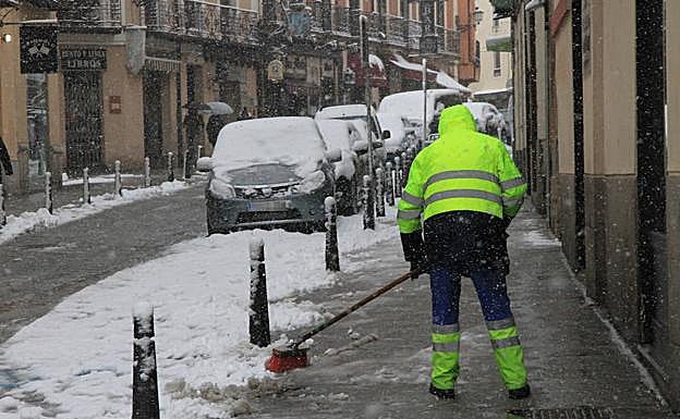 Un operario limpia la calle Cronista Lecea, esta mañana. .