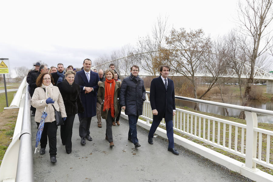 La ministra de Agricultura y Pesca, Alimentación y Medio Ambiente, Isabel García Tejerina, visitó esta mañana el parque fluvial de la Aldehuela, en Salamanca, y la Isla del Soto. 