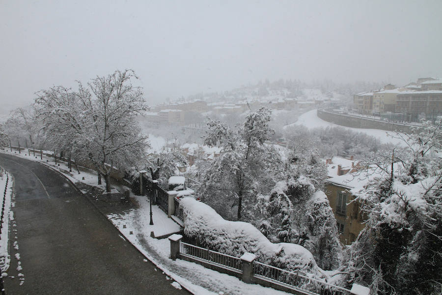 Lunes cubierto de nieve en Segovia