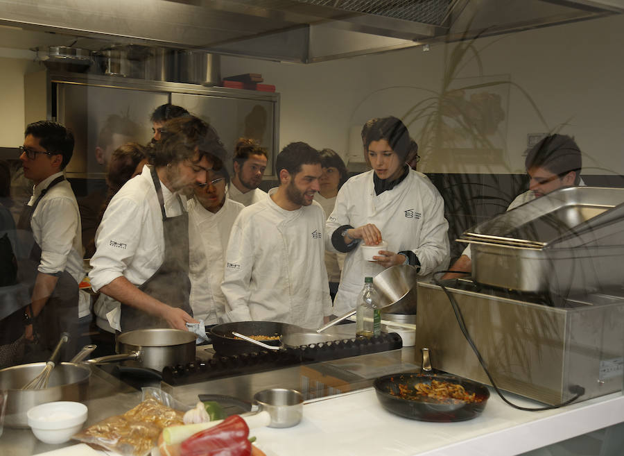 La consejera de Agricultura, con los alumnos de Basque Culinary Center