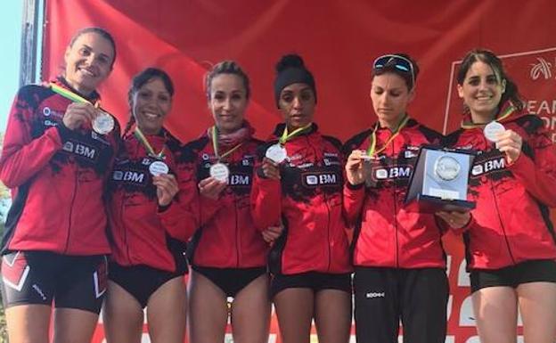 Gema Martín Borgas, primera por la izquierda, con la plata del Bilbao Atletismo.
