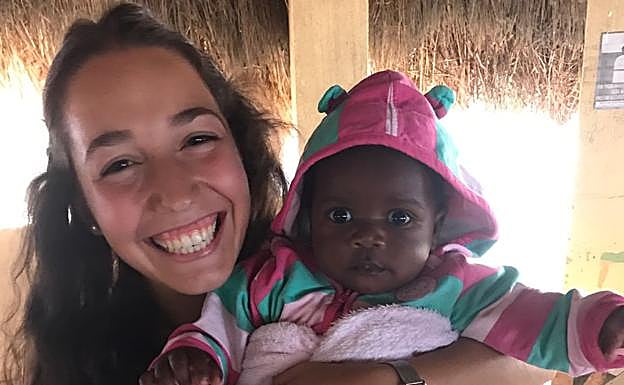 La zamorana Marta Ferrero, en la ciudad de Lobito, en Angola. 