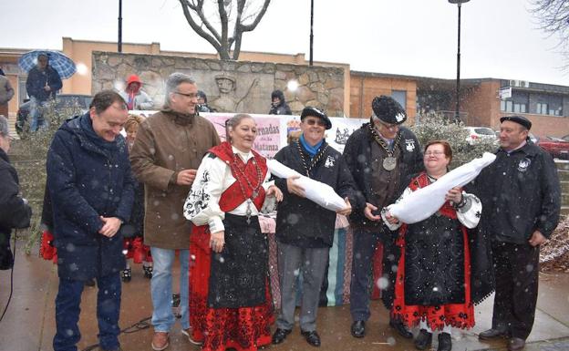 El subdelegado del Gobierno, el alcalde de la villa chacinera, los matanceros de honor y las Águedas, desafiando a la nieve en la primera jornada de la Matanza Típica. 