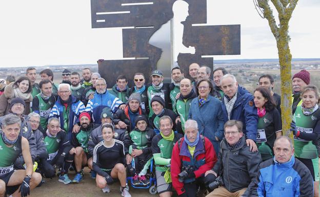 La alcaldesa de Cabrerizos y el diputado de deportes posan con los miembros de Atletas Veteranos de Salamanca en los prolegómenos de la carrera tras el homenaje del ayuntamiento de Cabrerizos al club con el estreno de un monolito en homenaje al club y a la Liga de Cross. 