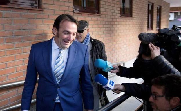 El Abogado de la acusación popular Fernando García Puertas, realiza declaraciones a los medios de comunicación a su salida de los juzgados.