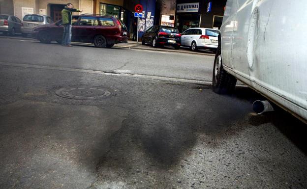 Humo del tubo de escape de un coche con motor diésel, uno de los principales emisores de contaminantes al aire.