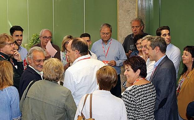 José Luis Aceves, rodeado de militantes en el congreso de octubre.