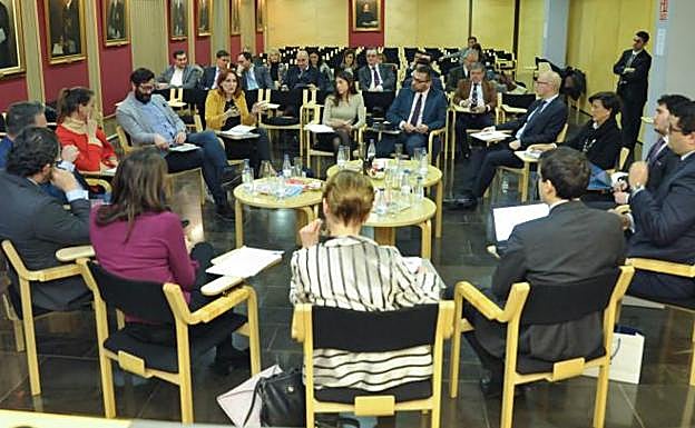 Victoria Ortega, presidenta del Consejo General de la Abogacía Española (CGAE), (de espaldas) moderó la mesa redonda.