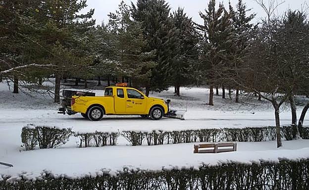 Una pala quitanieves en Aguilar.