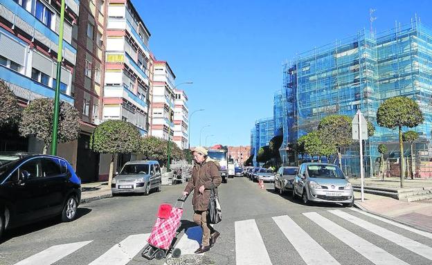 Los primeros bloques de la acera de los impares de la calle Caamaño ya muestran su nueva cara, de gris y azul.