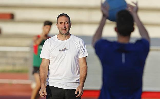 Juan Carlos Fuentes observa a Álvaro de Arriba realizar un ejercicio.